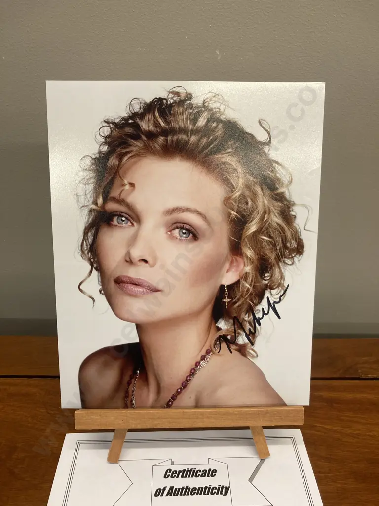 Michelle Pfeiffer Signed Photo 25 x 20cm With Authentication Image 1++